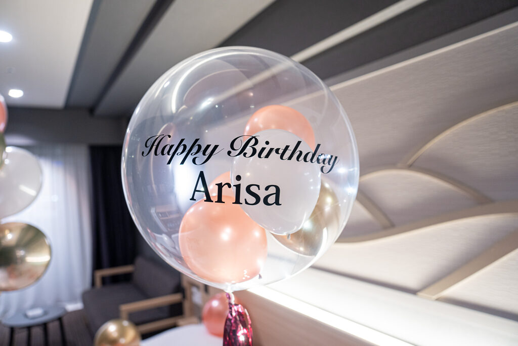 La Vista Tokyo Bay에서 로즈골드 벌룬으로 꾸민 20세 생일 서프라이즈 장식