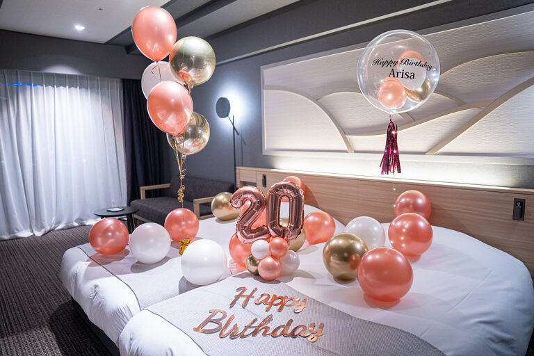 La Vista Tokyo Bay에서 로즈골드 벌룬으로 꾸민 20세 생일 서프라이즈 장식