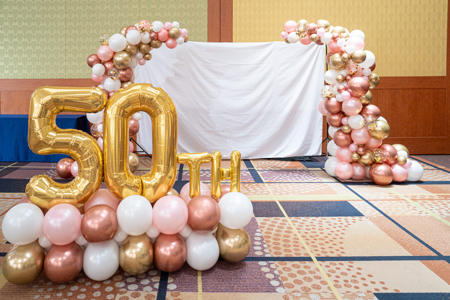 品川プリンスホテル アネックスタワーでの50周年お祝い 白とゴールドのバルーン飾り付け