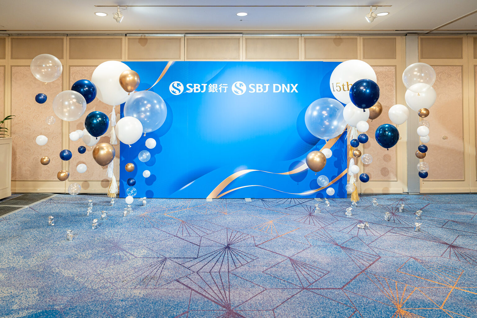 グランドニッコー東京 台場での青と白とゴールドのバルーン装飾 15thお祝いフォトスポット