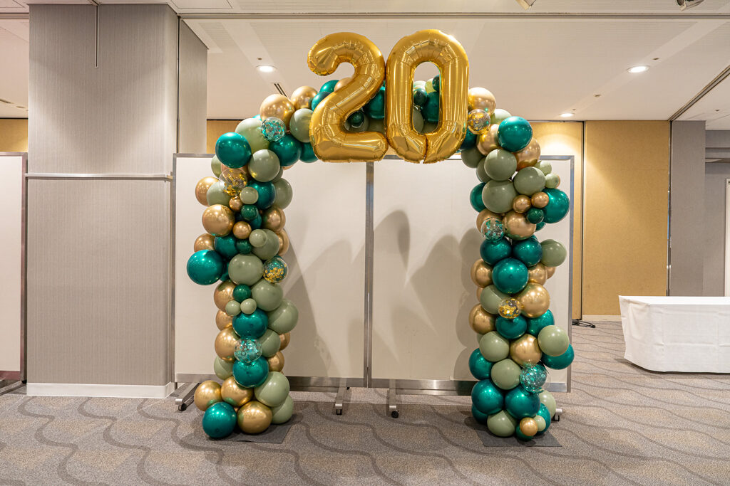 品川インターシティホール＆貸会議室でのバルーンアーチとブーケの周年イベント飾り付け