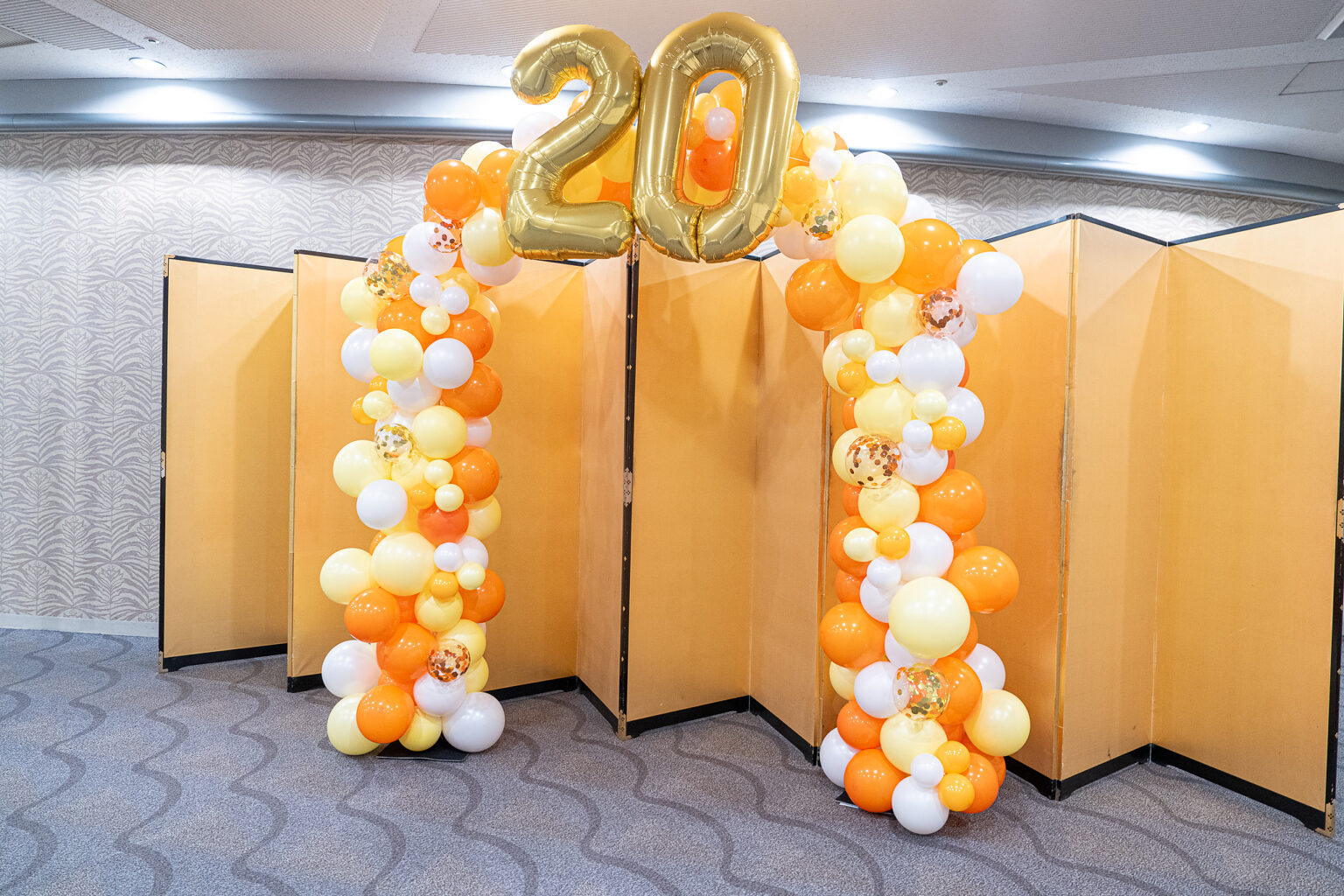 品川インターシティホール＆貸会議室でのバルーンアーチとブーケの周年イベント飾り付け