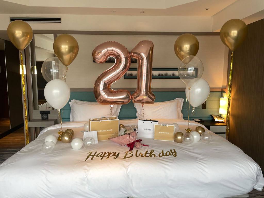 ザ・プリンスパークタワー東京でのローズゴールドと白のバルーン誕生日サプライズ飾り付け