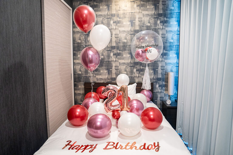 相鉄グランドフレッサ 東京ベイ有明での21歳の誕生日サプライズ赤とピンクのバルーン飾り付け