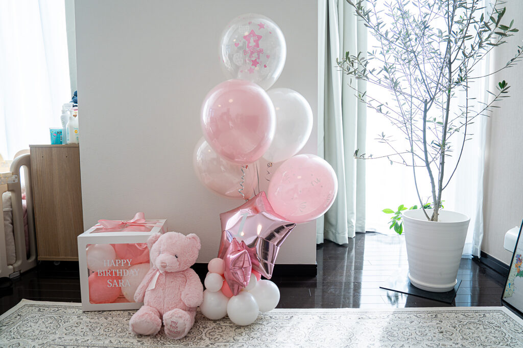 東京の自宅でのピンクと白のバルーンで彩る1歳の誕生日飾り付け