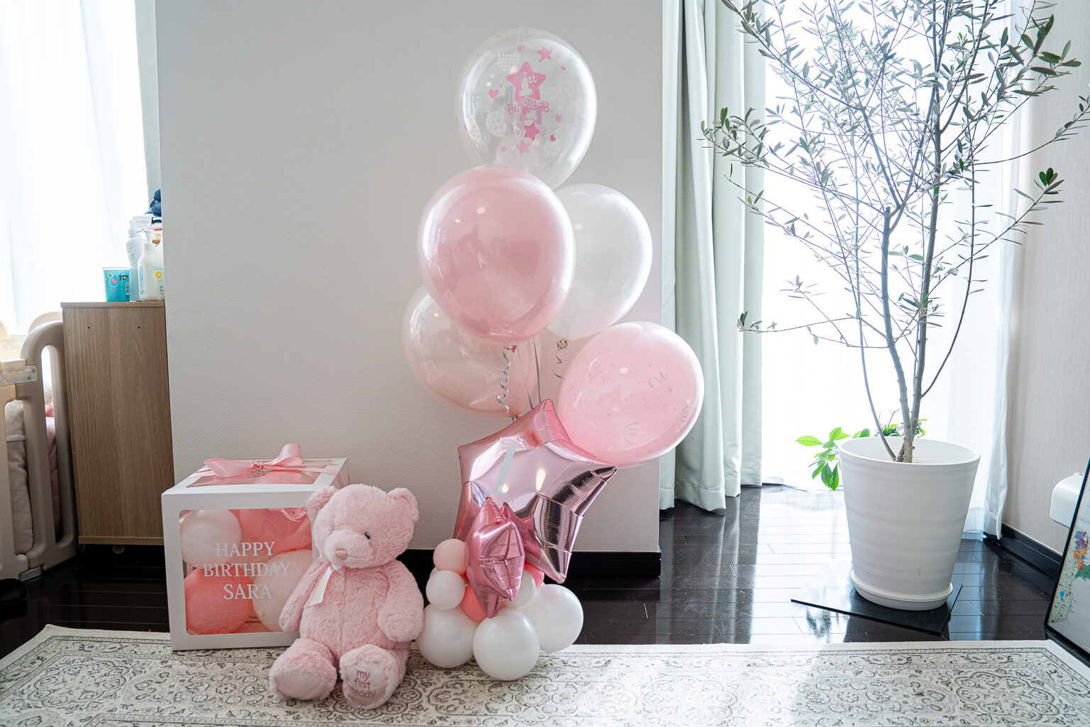 東京の自宅でのピンクと白のバルーンで彩る1歳の誕生日飾り付け