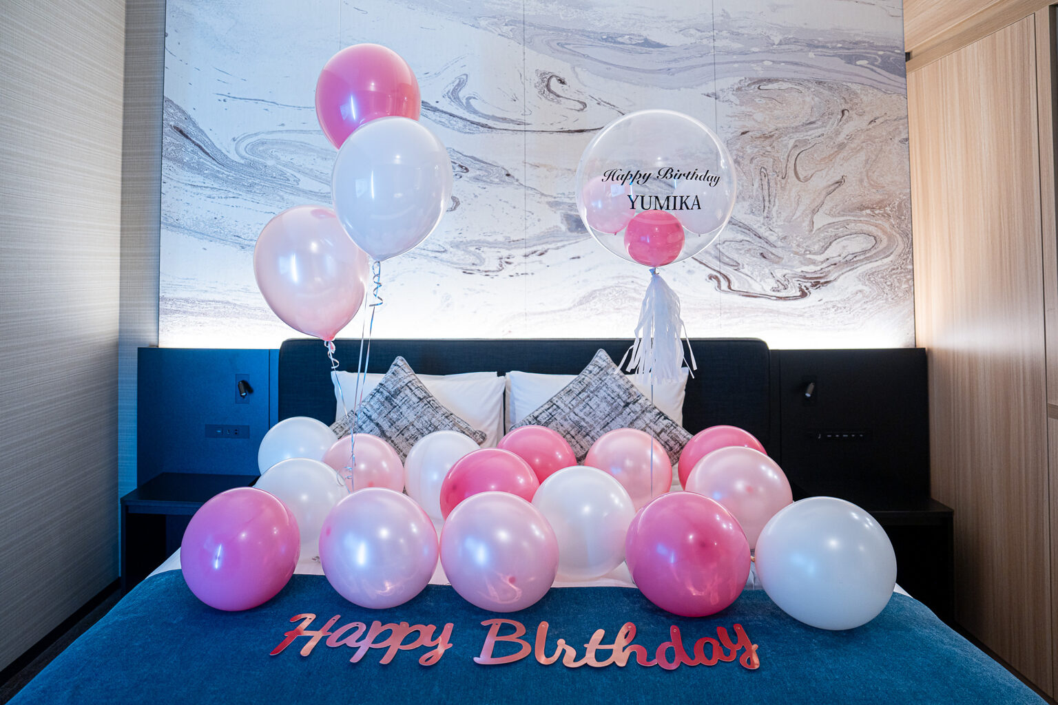 三井ガーデンホテル豊洲プレミアでのピンクと白のバルーン誕生日サプライズ飾り付け