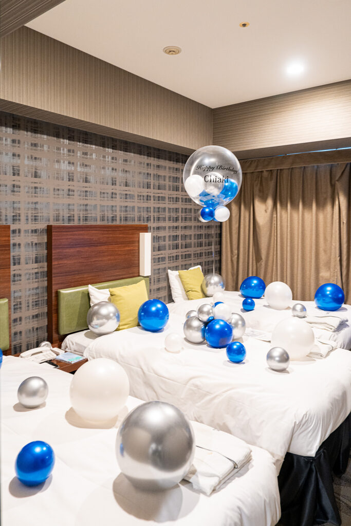 相鉄グランドフレッサ 東京ベイ有明에서의 생일 서프라이즈 파란색과 실버 풍선 장식