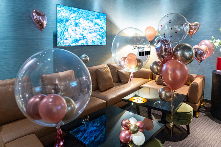 鮨 佐がわでのローズピンクのバルーンで彩る誕生日サプライズ飾り付け