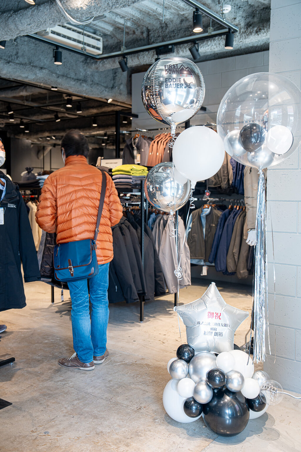 HULIC &New KICHIJOJIでの開店お祝い シルバーとモノトーンのバルーンスタンド装飾