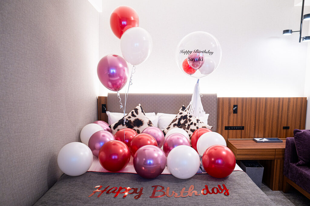 三井ガーデンホテル豊洲プレミアでの赤とピンクのバルーン誕生日サプライズ飾り付け