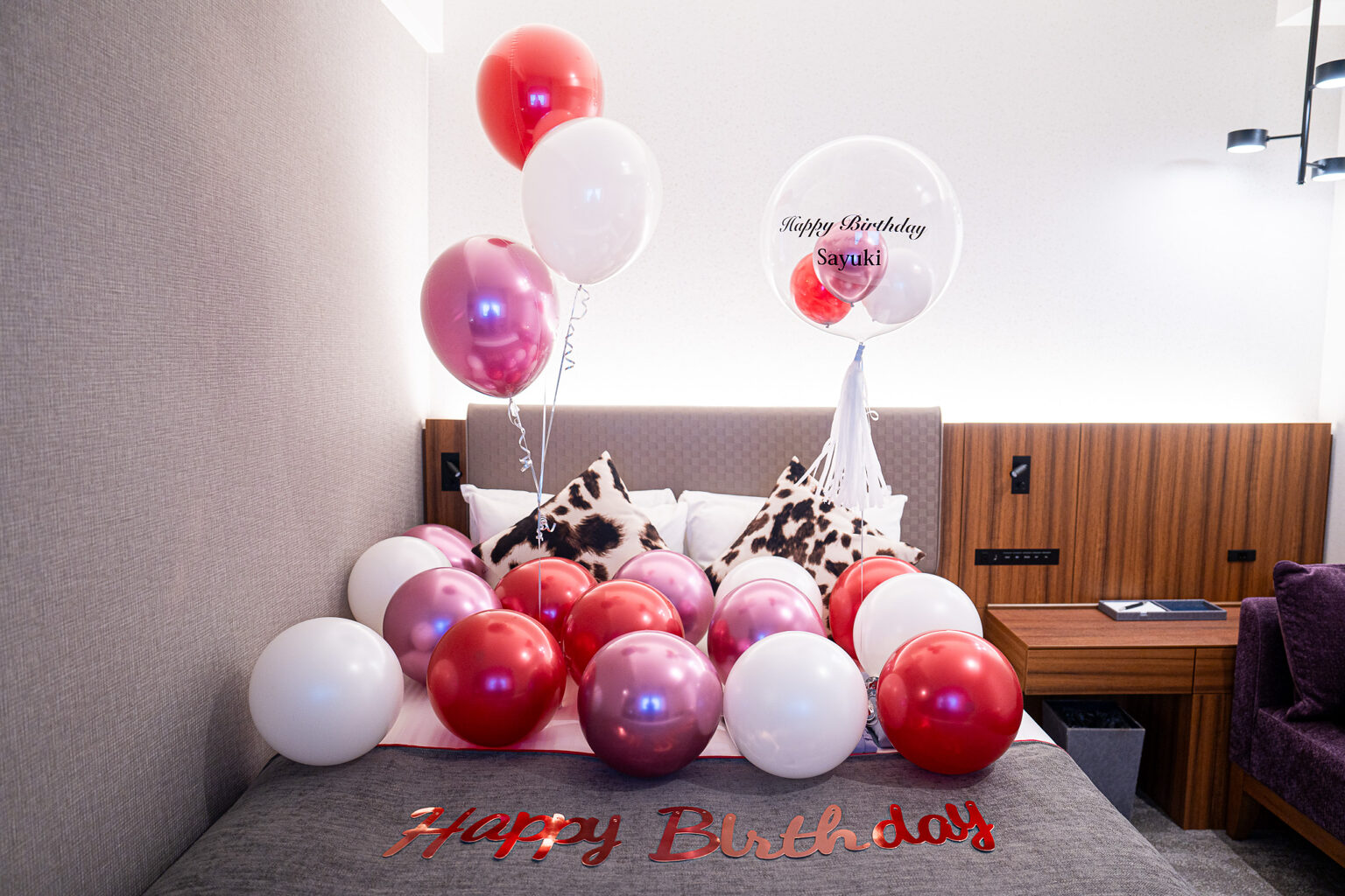 三井ガーデンホテル豊洲プレミアでの赤とピンクのバルーン誕生日サプライズ飾り付け