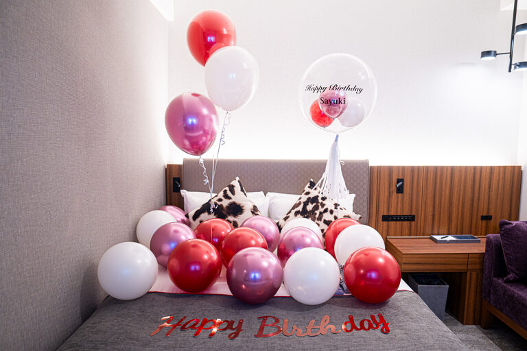 三井ガーデンホテル豊洲プレミアでの赤とピンクのバルーン誕生日サプライズ飾り付け