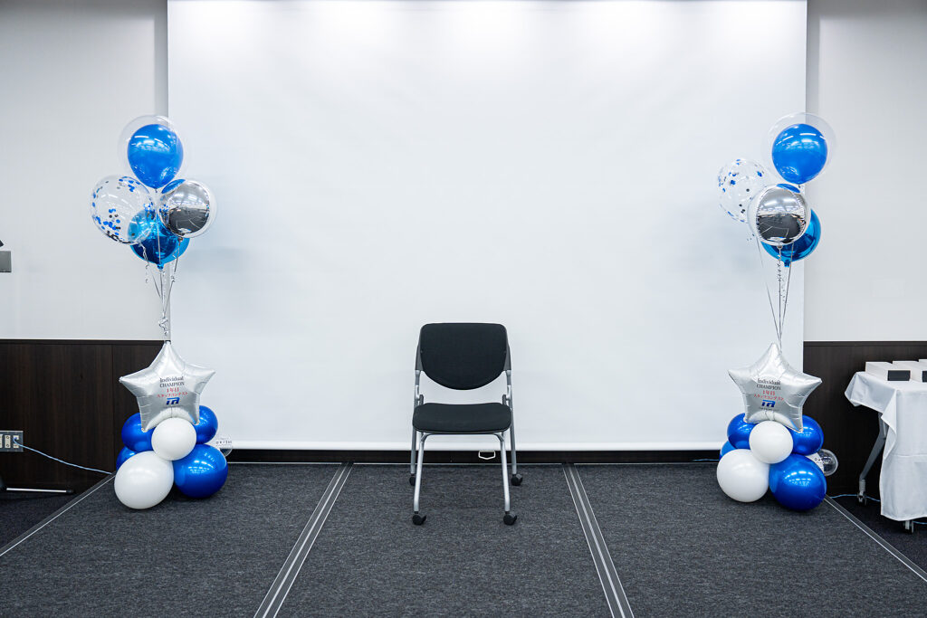 サンシャインシティ会議室 カンファレンスルーム Room14での表彰式ブルーとシルバーのバルーンスタンド飾り付け