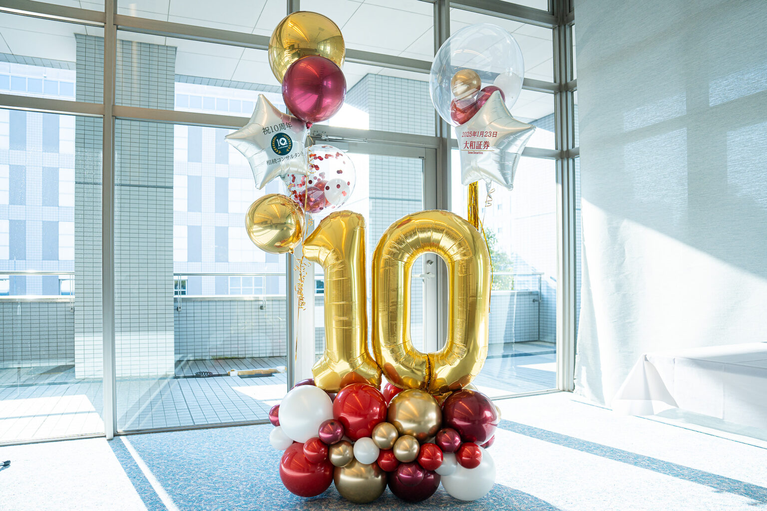 多摩市でのゴールドとワインレッドで彩る10周年お祝いバルーン装飾