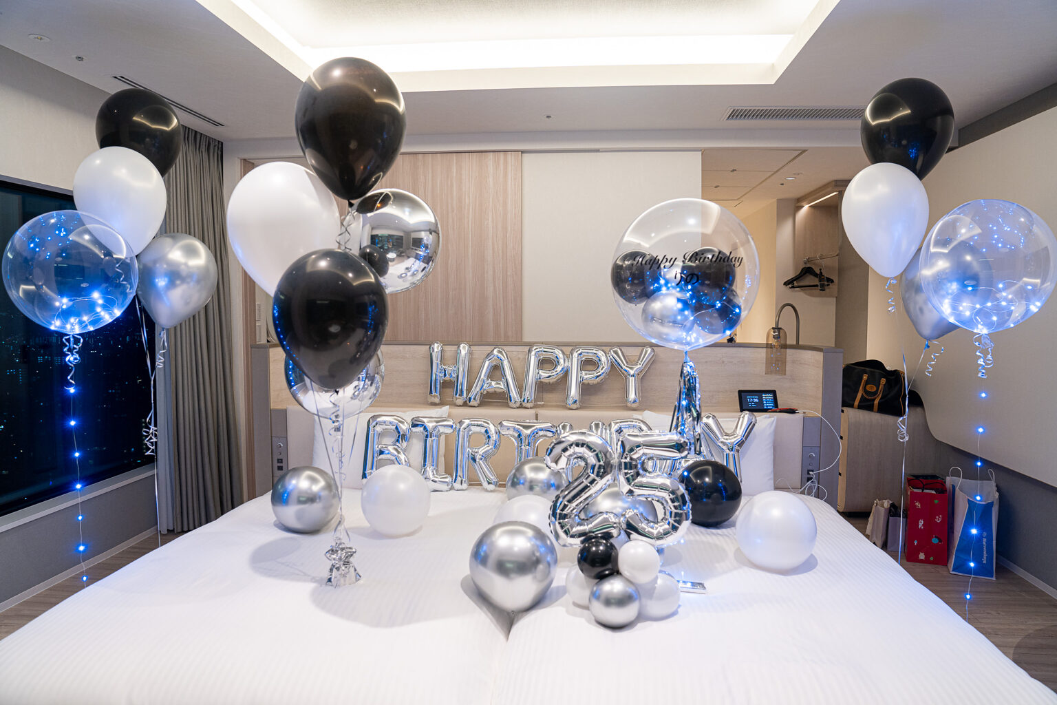 三井ガーデンホテル横浜みなとみらいプレミアでの誕生日サプライズ 黒と白とシルバーのバルーン飾り付け