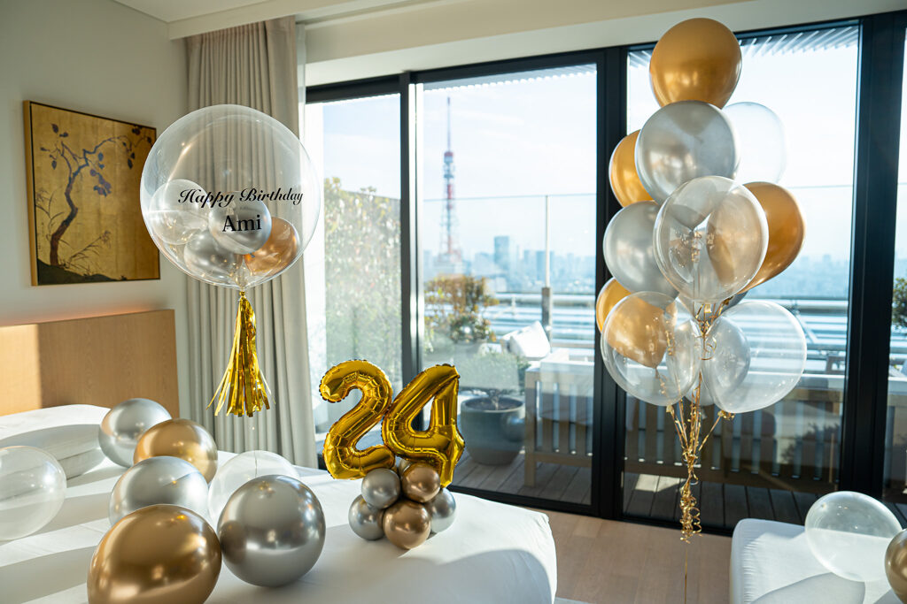 東京エディション虎ノ門でのゴールドとシルバーのバルーン誕生日サプライズ飾り付け