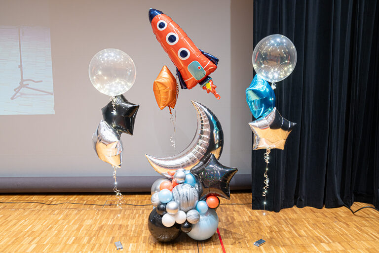 全電通労働会館でのオレンジと水色の宇宙テーマバルーンイベント飾り付け