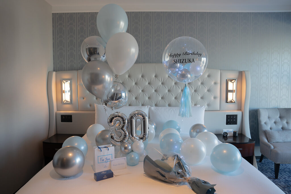 Surprise 30th birthday balloon decoration in silver and light blue at ヒルトン横浜