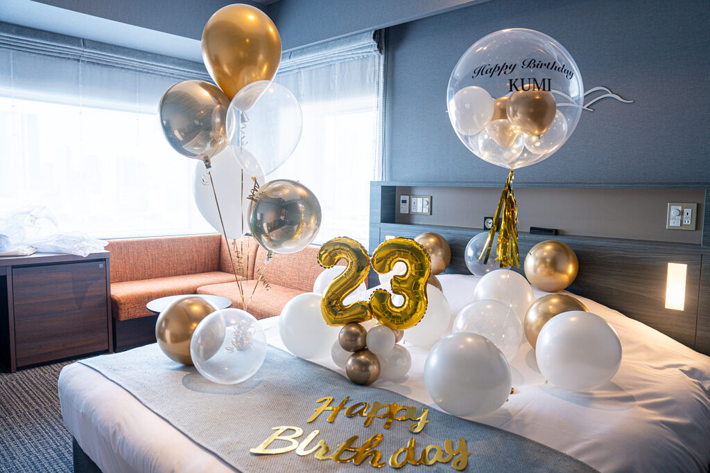 La Vista Tokyo Bay에서 골드와 화이트 풍선으로 꾸민 23세 생일 서프라이즈 데코레이션