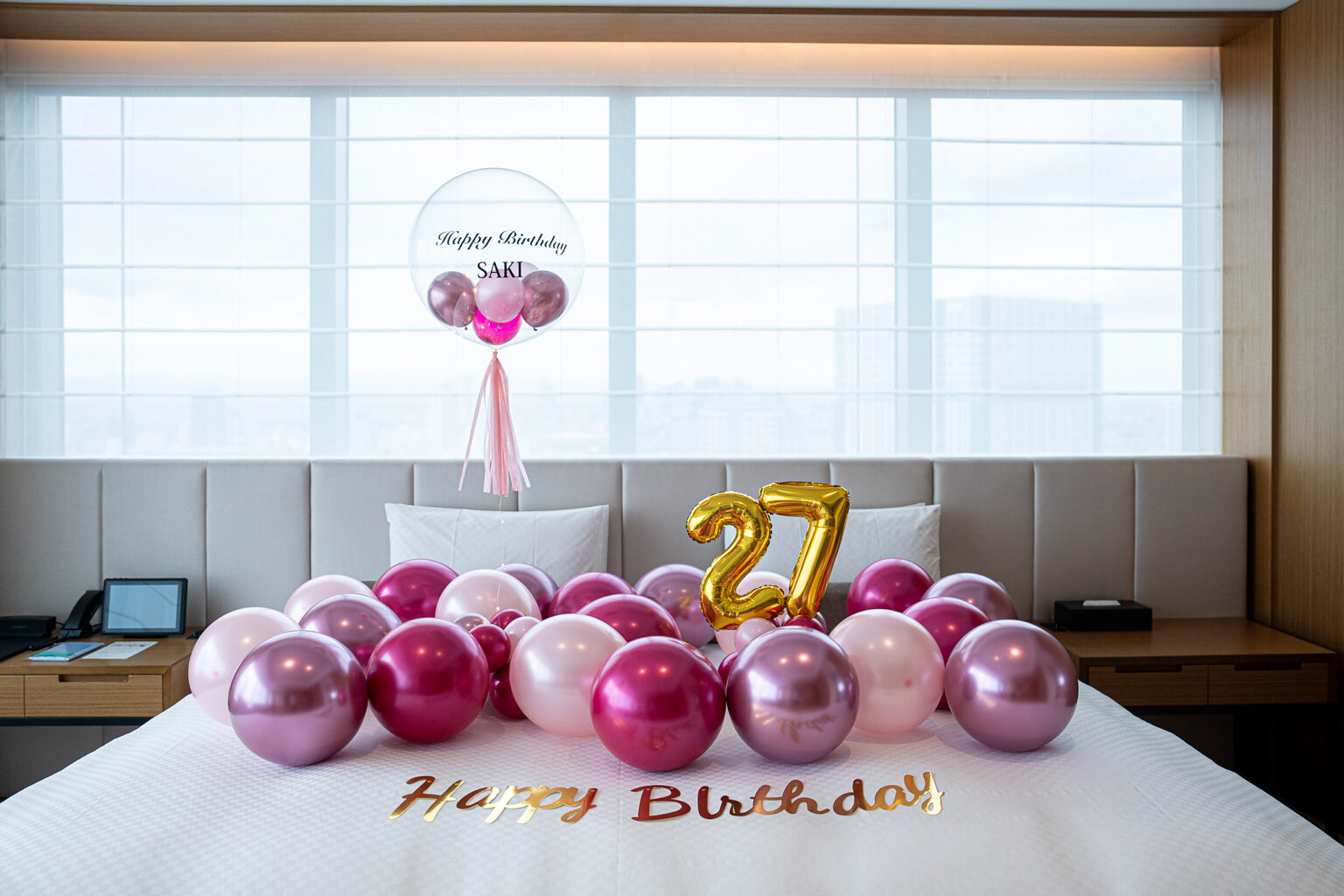 The Okura Tokyo에서의 27세 생일 서프라이즈 데코레이션 - 핑크 & 골드 벌룬 장식