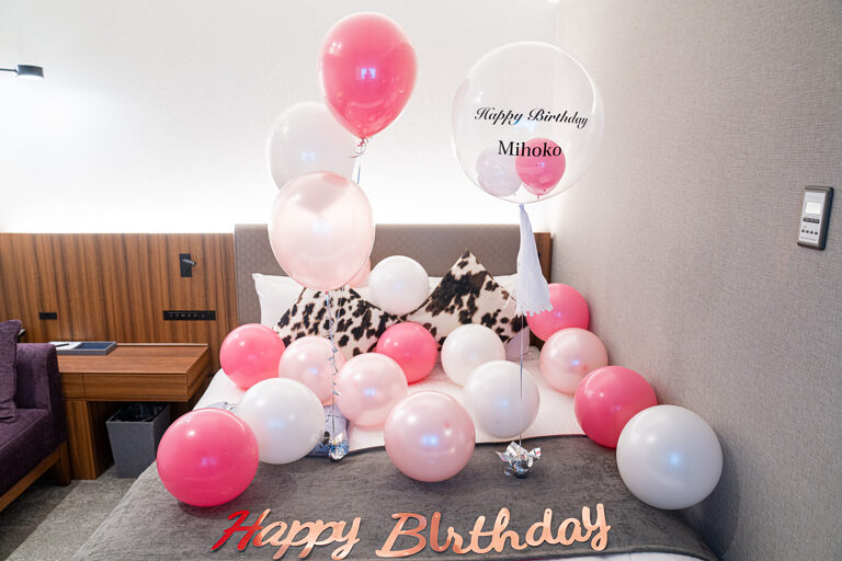 三井ガーデンホテル豊洲プレミアでのピンクと白のバルーン誕生日サプライズ飾り付け
