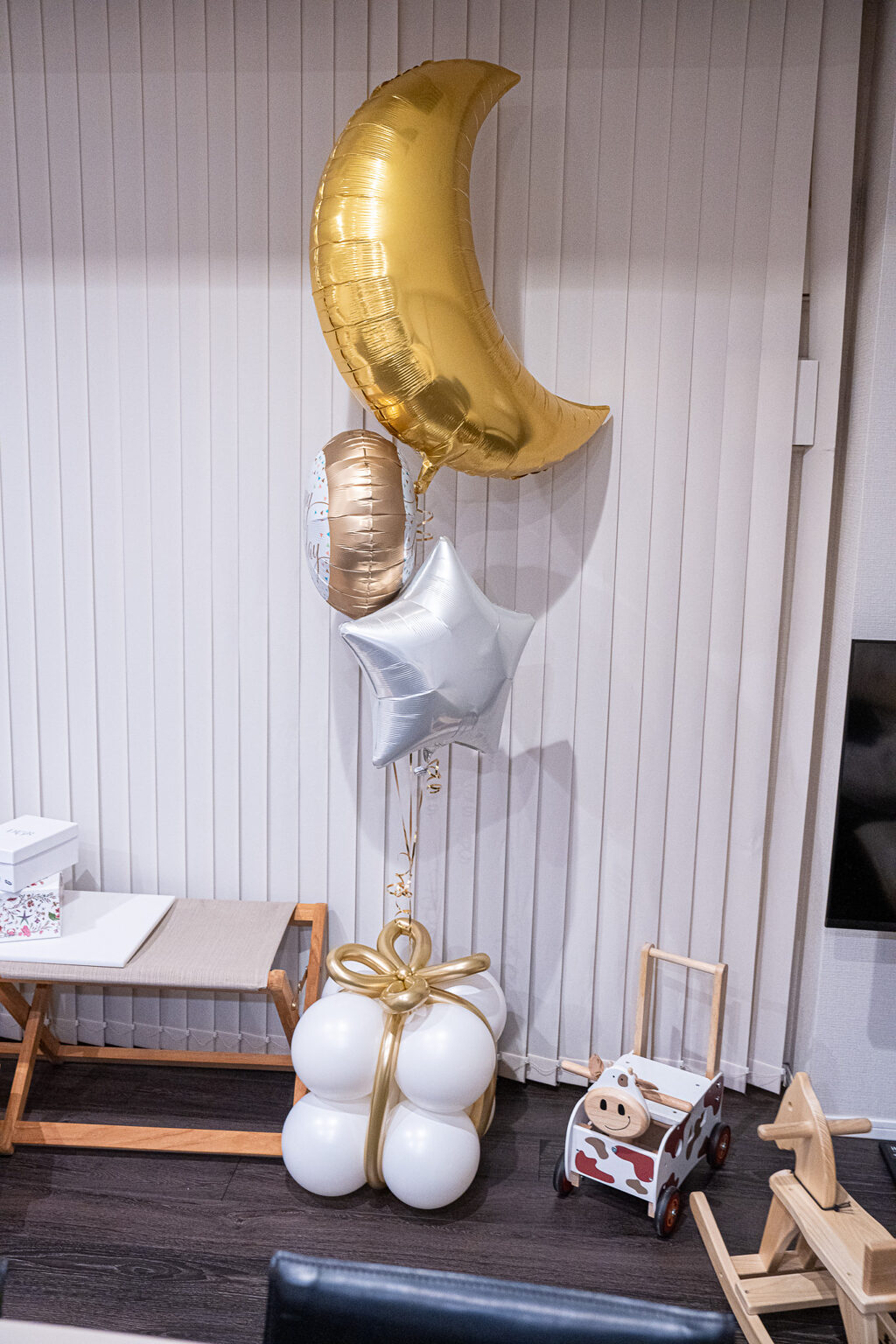 東京の自宅での誕生日サプライズ ゴールドとシルバーのバルーン飾り付け