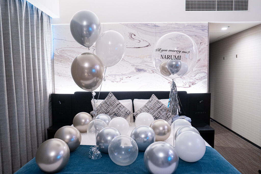 Proposal Surprise at Mitsui Garden Hotel Toyosu Premier: Silver and Champagne Gold Balloon Decoration
