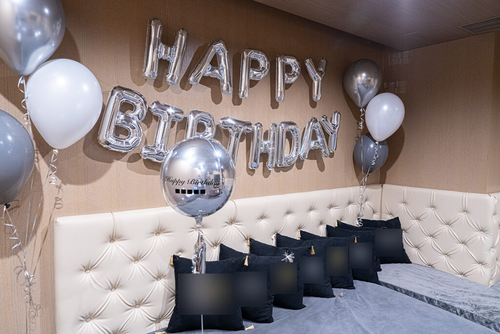 Mancy's Tokyoでのシルバーのバルーンによる誕生日サプライズ飾り付け
