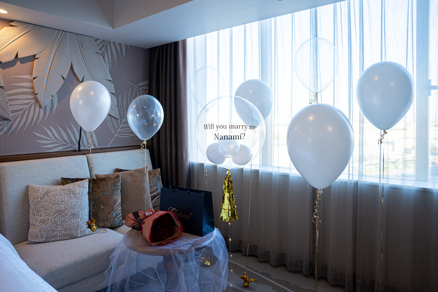 Proposal at シェラトングランデ東京ベイ: Surprise decoration with white and blue-gray balloons