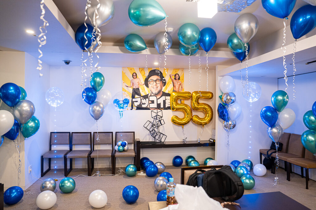 東京の自宅での55歳の誕生日をブルーとシルバーのバルーンでお祝い飾り付け