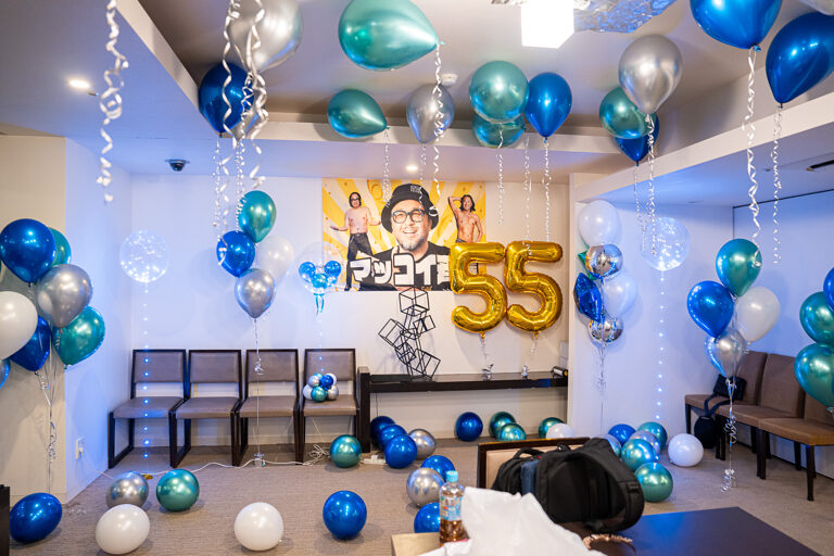 在东京家中用蓝色和银色气球装饰庆祝55岁生日