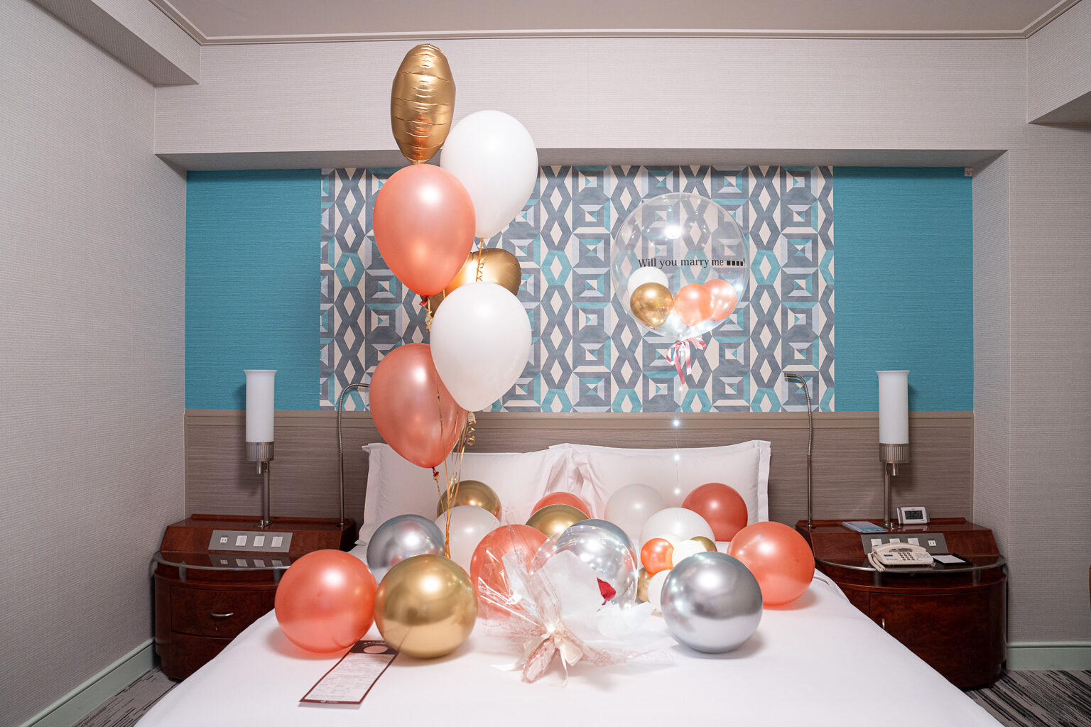 Proposal at ザ・プリンスパークタワー東京: Pink Gold Balloon Surprise Decoration