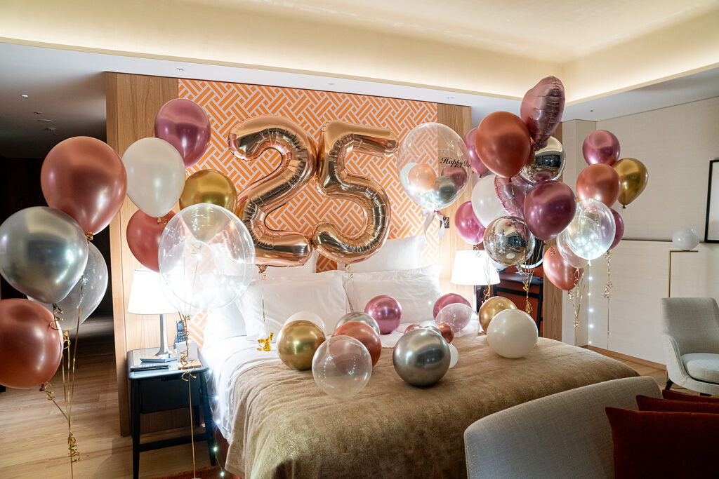 ブルガリ ホテル 東京での25歳の誕生日をローズゴールドのバルーンでサプライズ飾り付け