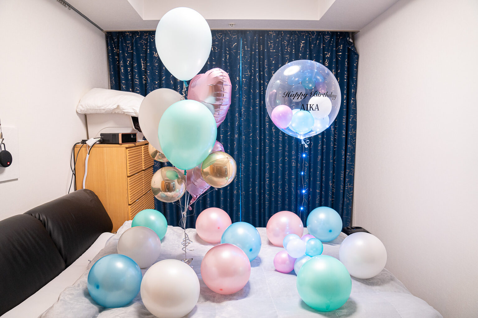 東京の自宅でのミントとピンクのバルーン誕生日サプライズ飾り付け