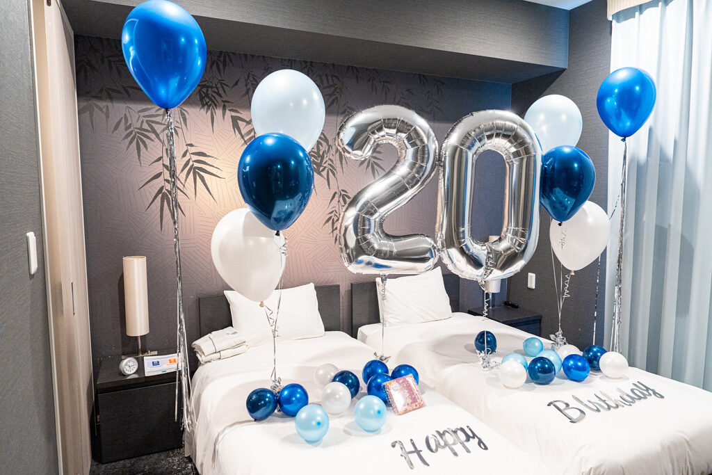 相鉄グランドフレッサ 東京ベイ有明でのブルーと白の20歳誕生日サプライズ飾り付け