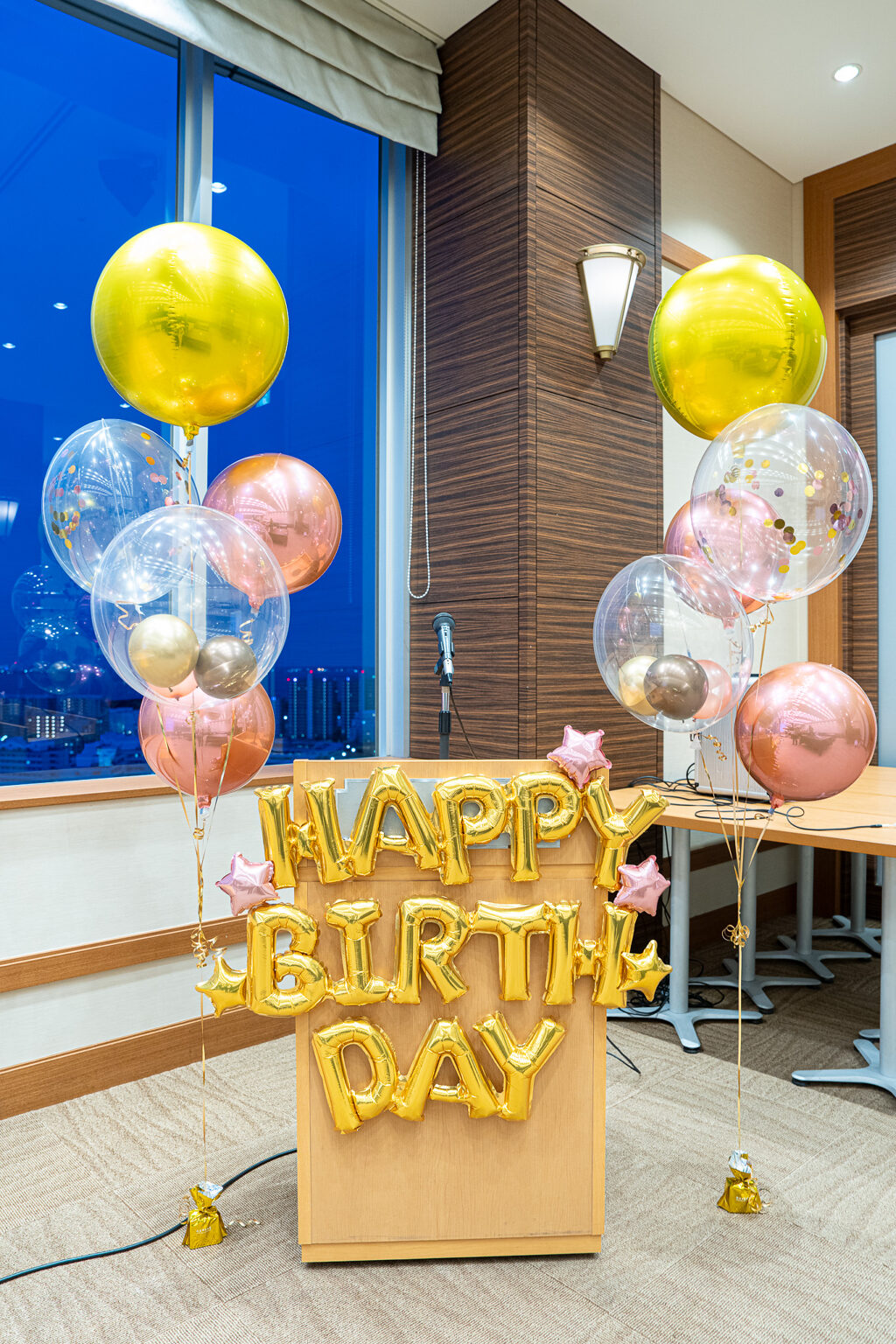 ホテル エミオン 東京ベイでのゴールドとローズゴールドのバルーン誕生日お祝い飾り付け