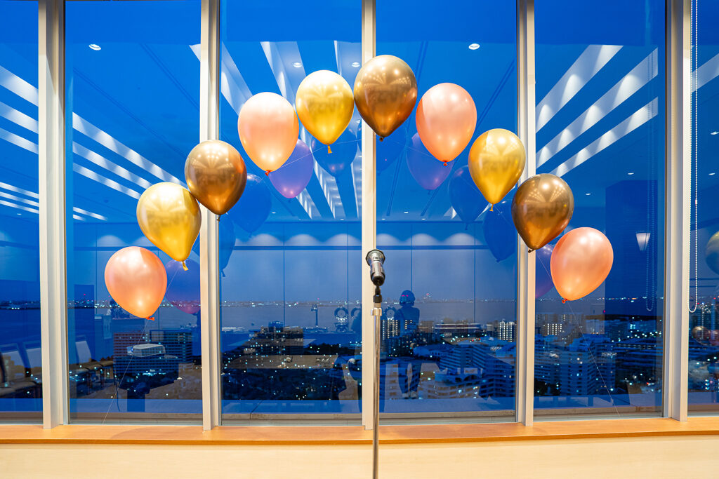 ホテル エミオン 東京ベイでのゴールドとローズゴールドのバルーン誕生日お祝い飾り付け