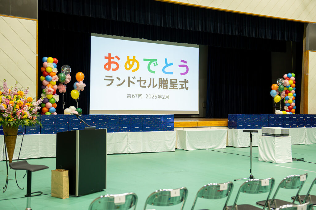 カラフルなバルーンコラムで彩る体育館の贈呈式お祝い装飾