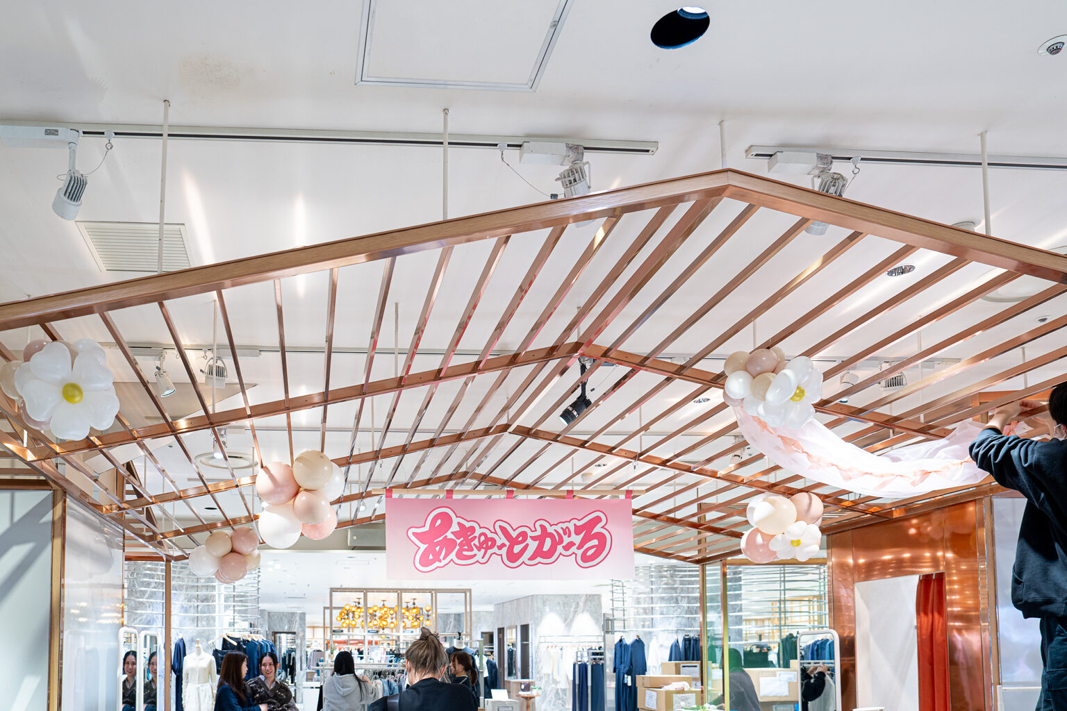 伊勢丹新宿店の売場天井をピンクと白のバルーンフラワーで彩る飾り付け