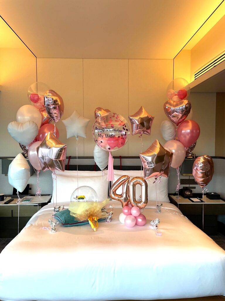 メズム東京オートグラフコレクションでの誕生日サプライズ ローズゴールドのバルーン飾り付け