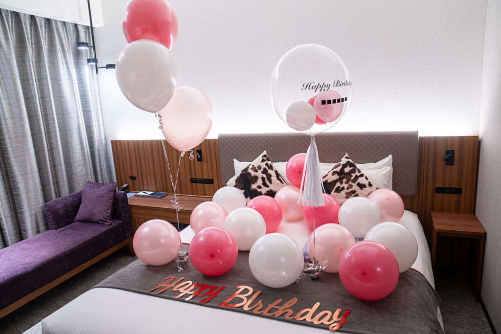 三井ガーデンホテル豊洲プレミアでのピンクと白のバルーン誕生日サプライズ飾り付け