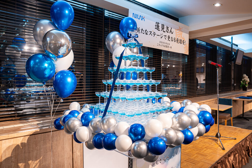 西新宿の宴会場でのブルーのシャンパンタワーとバルーンお祝い飾り付け