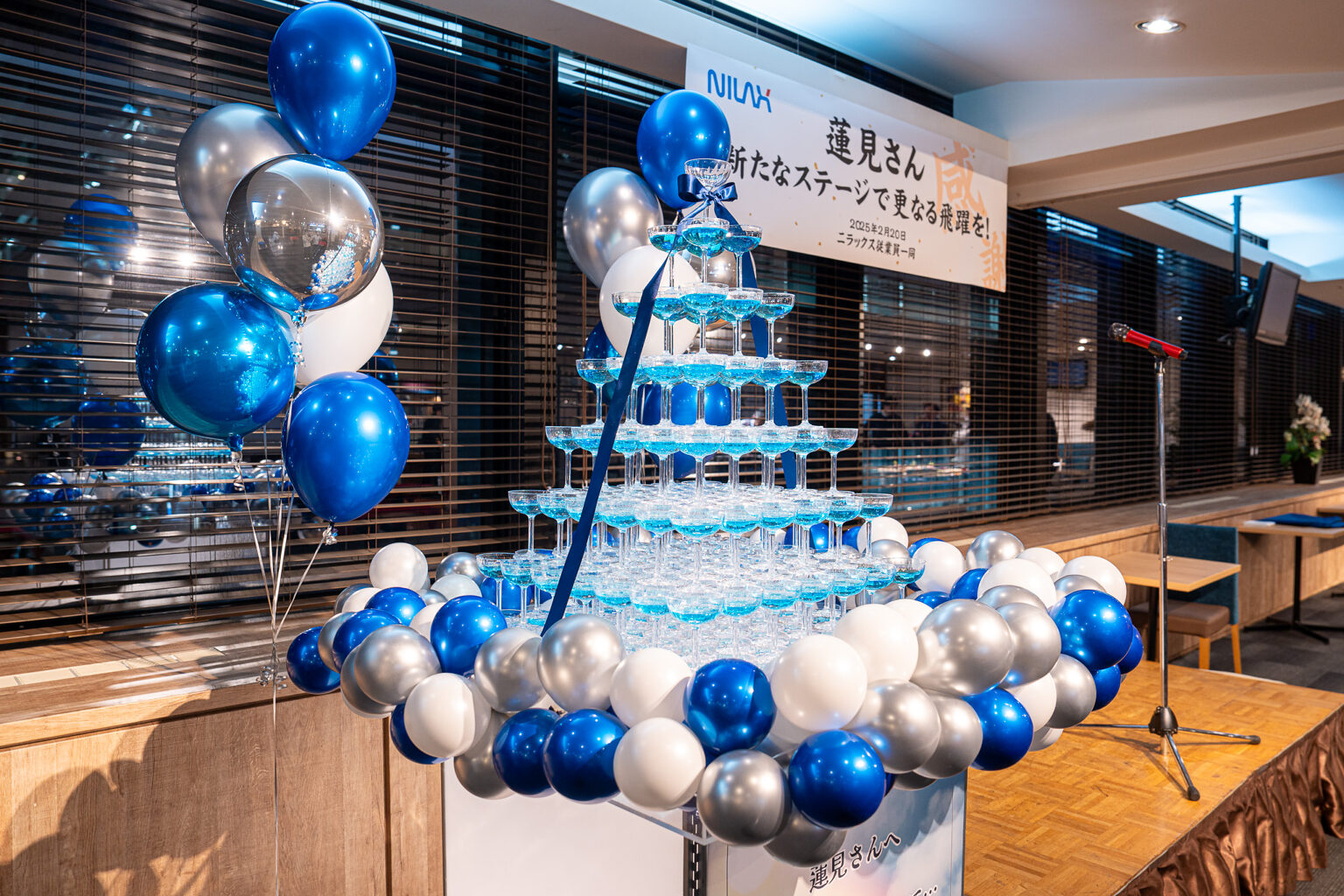 西新宿の宴会場でのブルーのシャンパンタワーとバルーンお祝い飾り付け