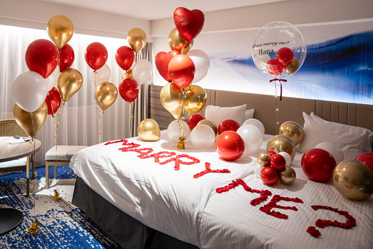 在グランドメルキュール南房総リゾート&スパ的红色与金色气球求婚惊喜布置