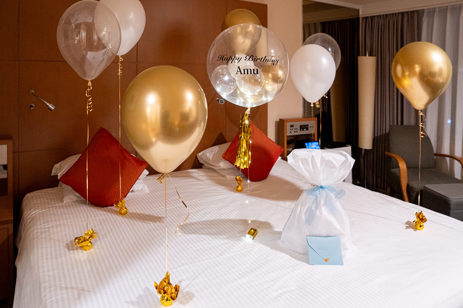 ロイヤルパークホテルでのゴールドとホワイトのバルーン誕生日サプライズ飾り付け