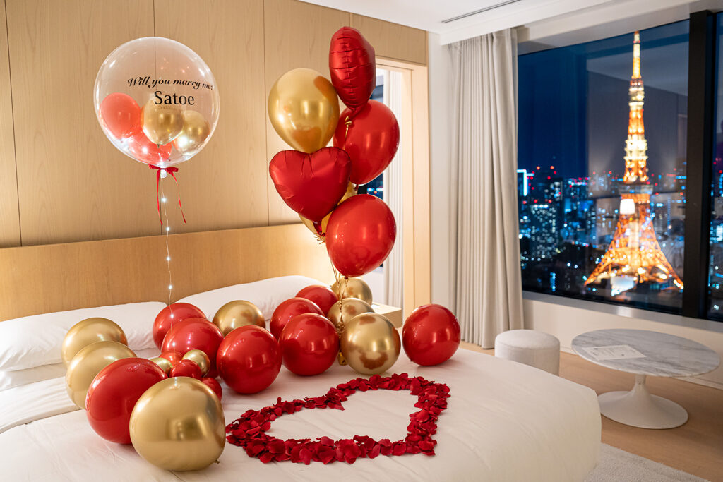 Red and gold balloon surprise proposal decoration at 東京エディション虎ノ門