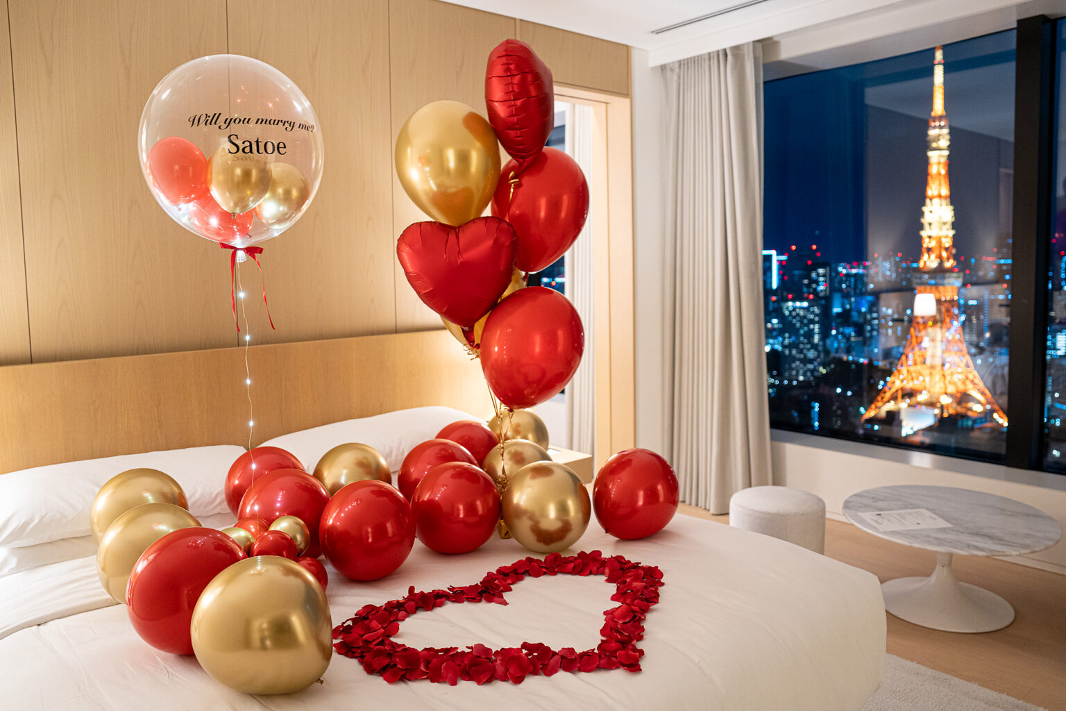 Red and gold balloon surprise proposal decoration at 東京エディション虎ノ門