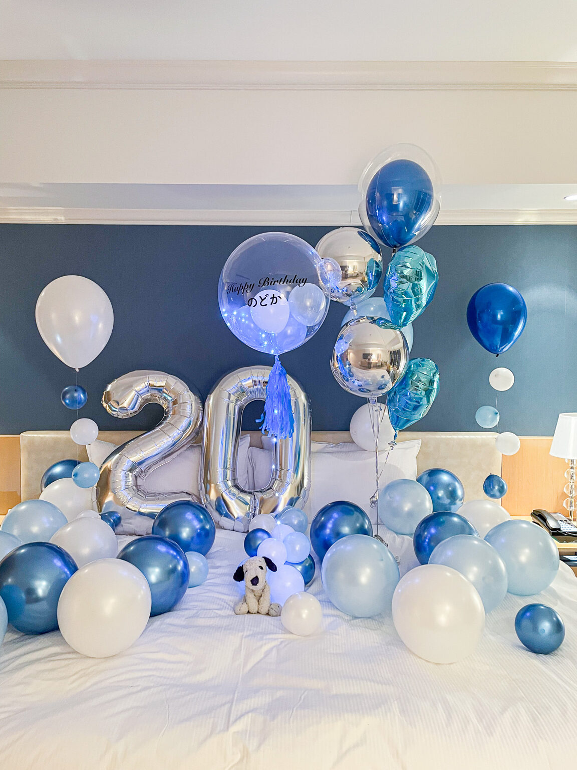 ヒルトン東京お台場でのブルーとシルバーのバルーン誕生日サプライズ飾り付け