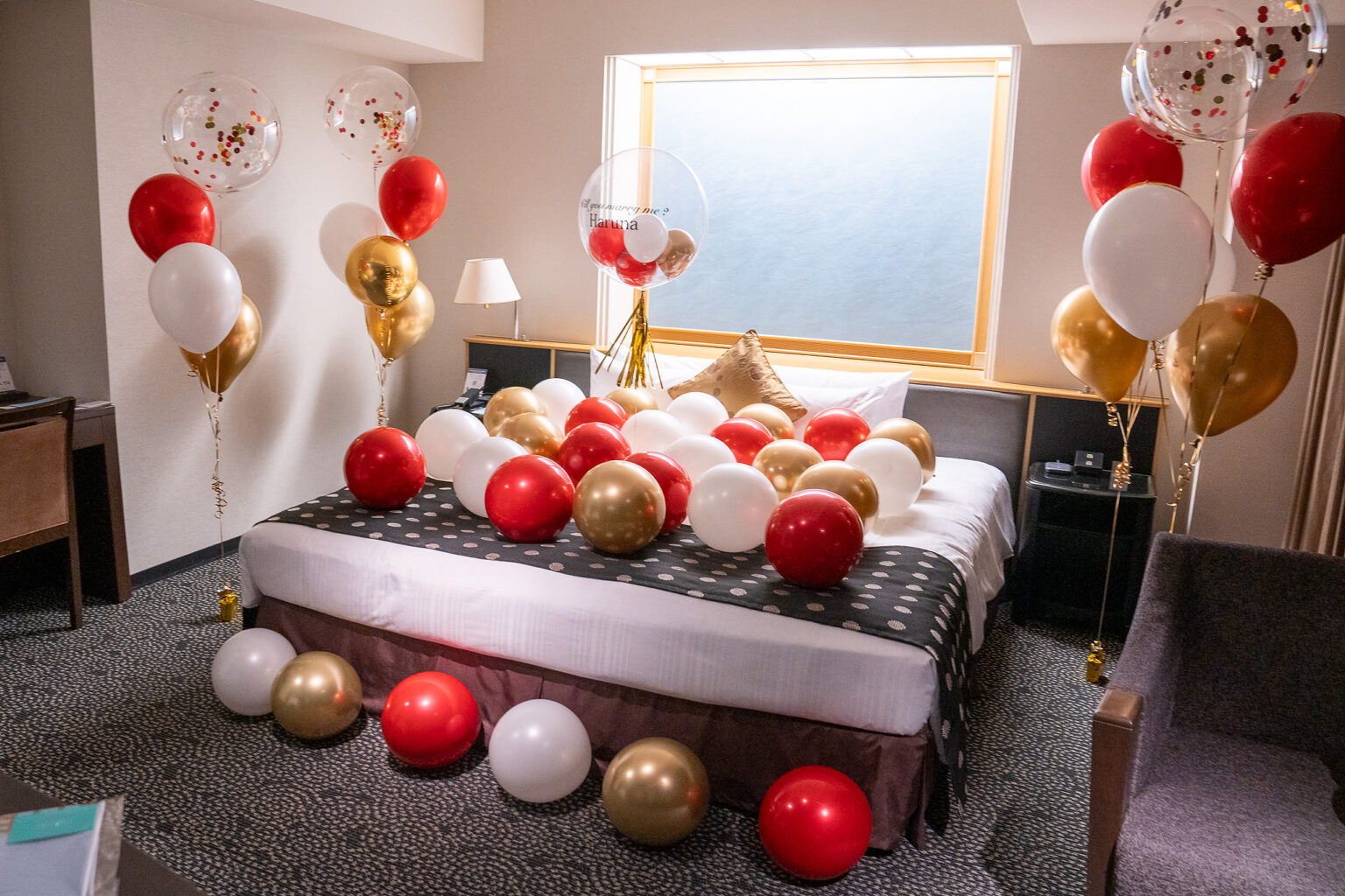 Surprise proposal balloon decorations in red, white, and gold at ホテルニューオータニ東京 ザ·メイン